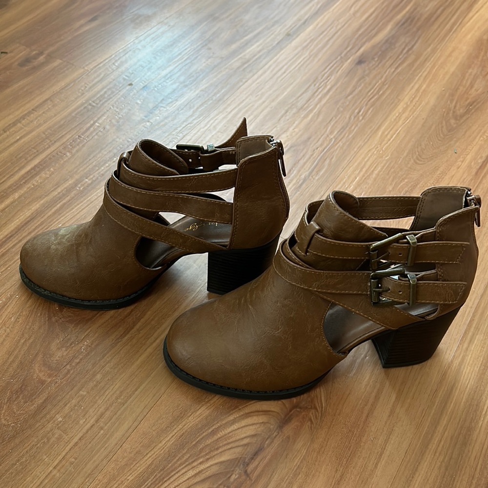 Cambridge Select strappy booties